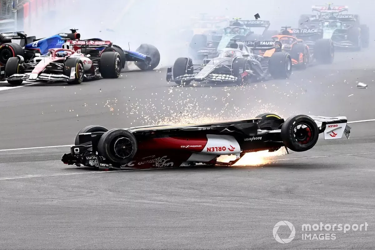 Zhou Guanyu, Alfa Romeo C42 crashes at start of race